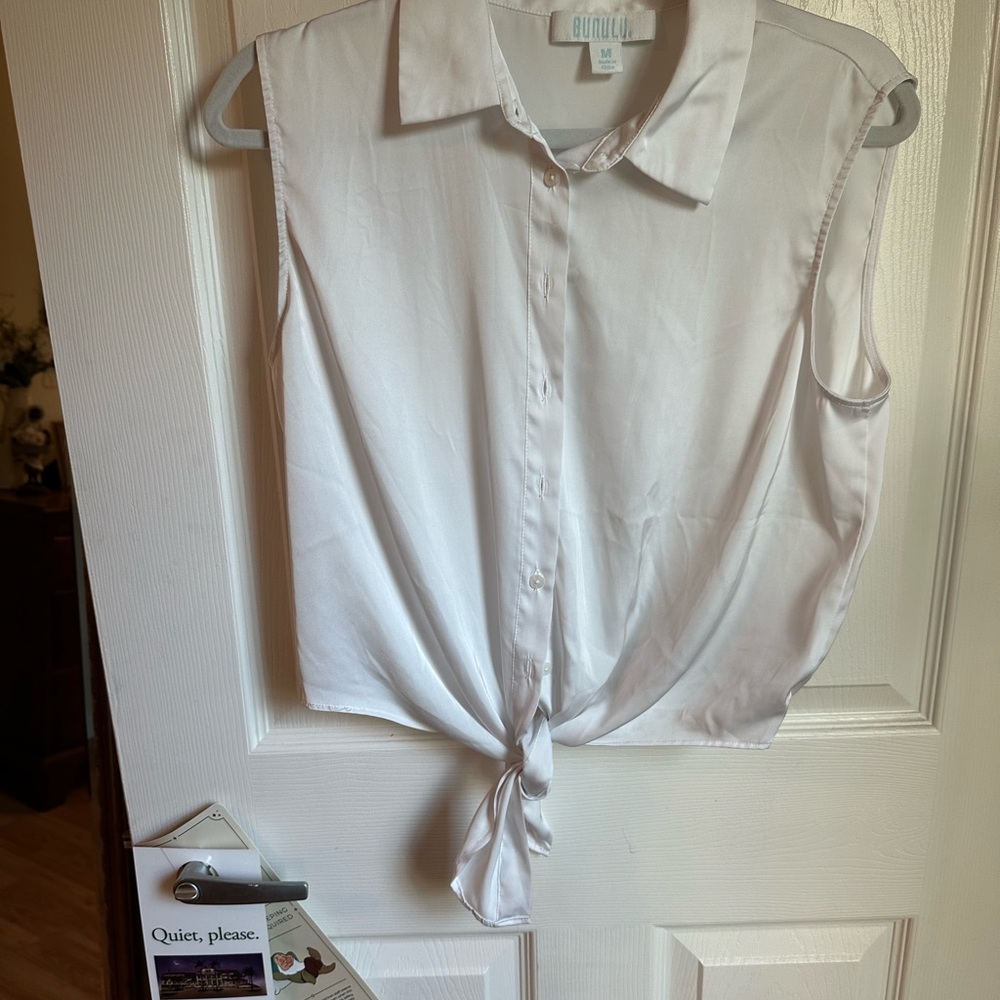 Boutique Sleeveless White Tie-Front Button Down Top